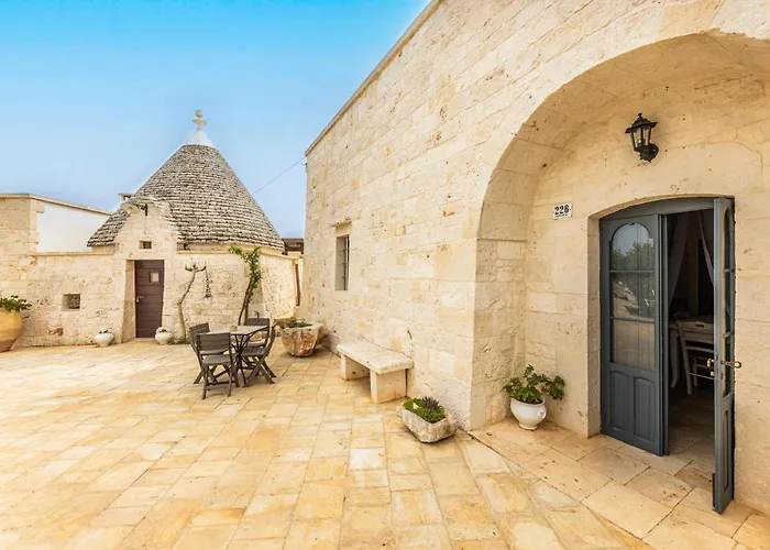 Trullo Paradise Pool Locorotondo